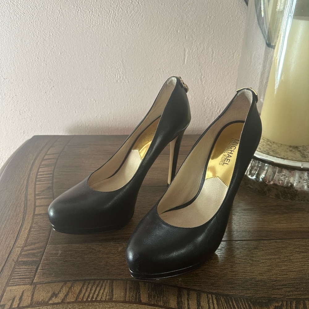 Black leather pump
